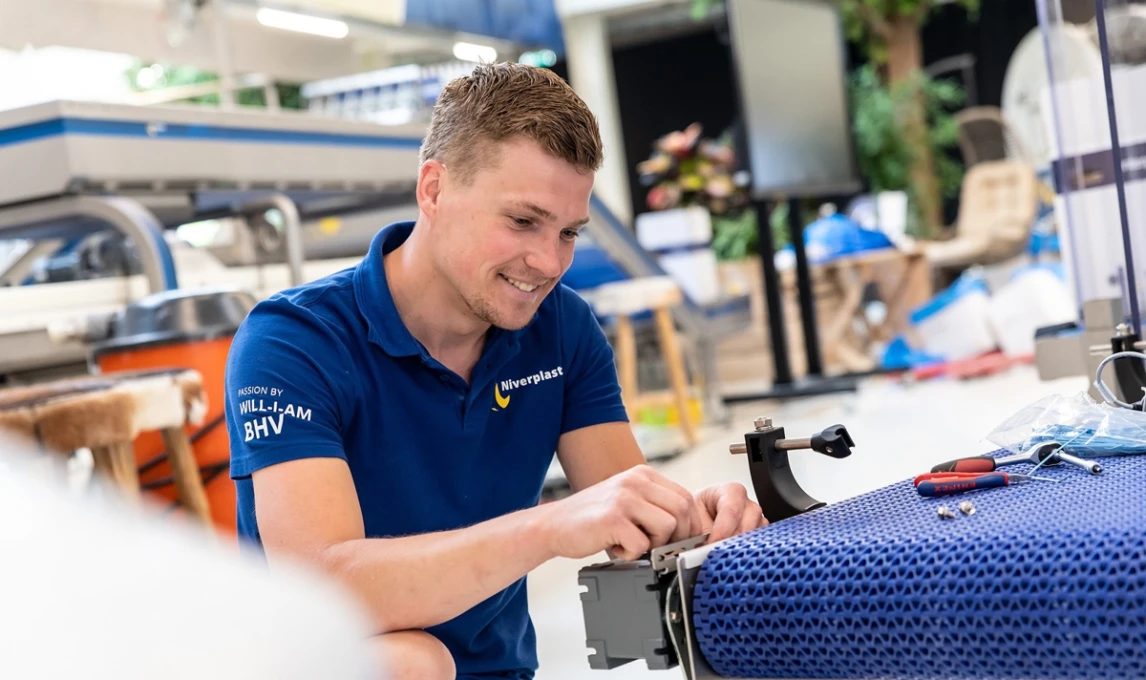 Niverplast | William working on a conveyor belt