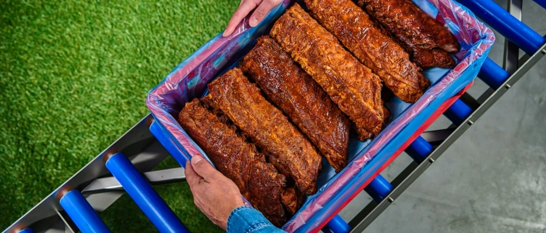 Spareribs Bag in crate with hands Niverplast