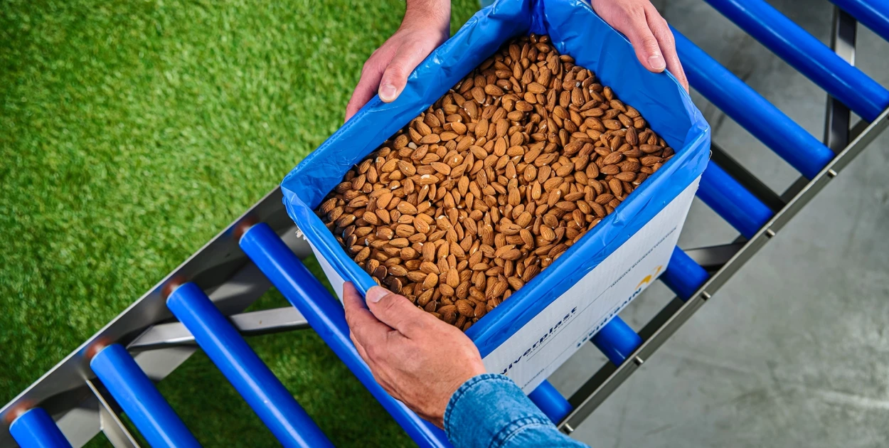 Almonds small box hands