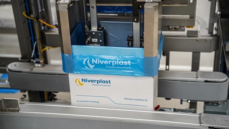 How It Works Step 5 Bag Inserting | CombiPlast | Niverplast