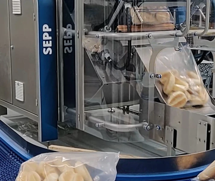 Vertical form filling sealing bread packaging