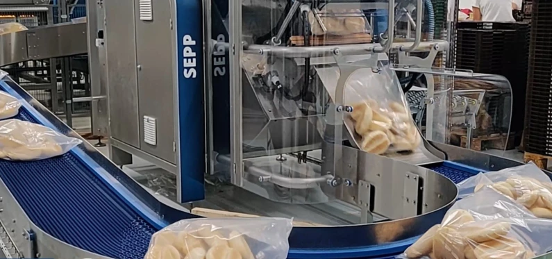 Vertical form filling sealing bread packaging